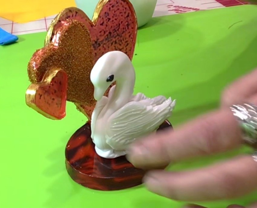 Glue swan to the heart piece with isomalt.